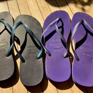 Havaianas flip flops in navy blue and purple. Slim.